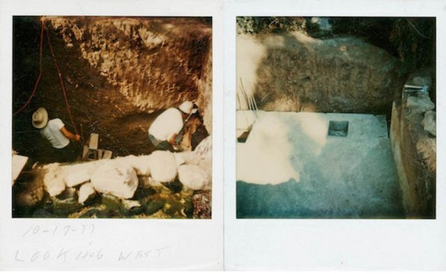 Playboy Malikânesi'nde Hugh Hefner'ın doğum günü için yazılacak bir yazıda kullanmak üzere eski fotoğrafları karıştıran bazı Playboy editörleri, şok edici bir keşfe imza atıyor: