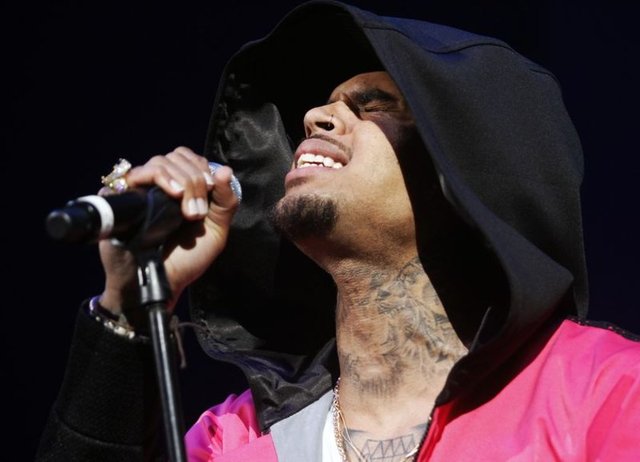 Karter ayrıca Chris'in onu 2500 dolara bir kerelik eskort olarak tuttuğunu söylemişti.