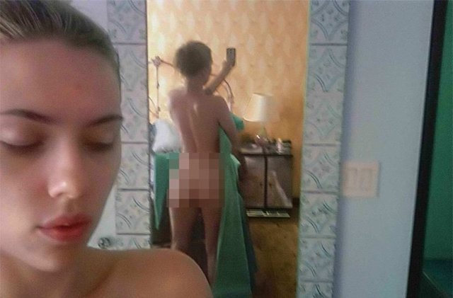 Under The Skin filminde çıplak bir sahnenin çekiminden önce Scarlett Johanson o zamanki eşi olan Ryan Reynolds'a gönderme maksadıyla kişisel birkaç çıplak fotoğraf çekmiş.