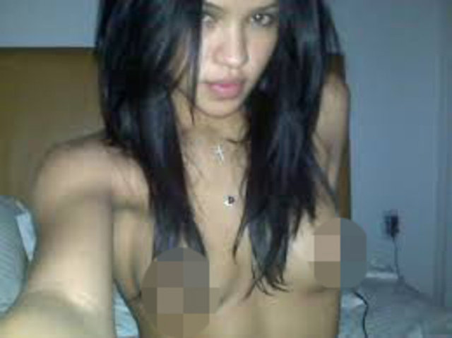 Radyodan tanınan JoJo Wright ile bir röportajda Cassie fotoğrafları erkek arkadaşı için çekip, hack edildiğini söylediği e-posta hesabında tuttuğunu kabul ediyor.