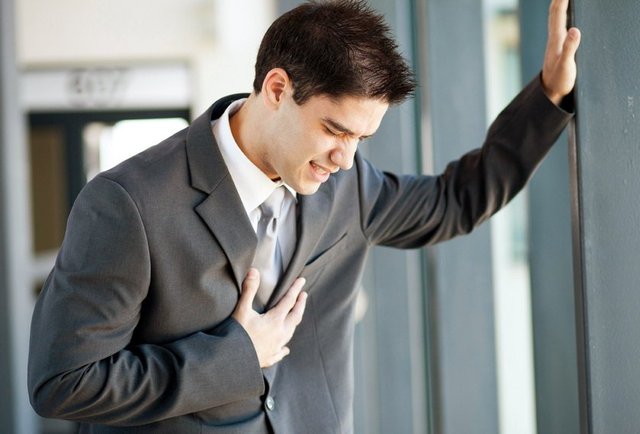 Panik atak yaşayan kişi sadece yoğun endişe hissetmez. Aynı zamanda sanki kalp krizi gibi aniden gelişen bir hastalık yaşıyormuşçasına fiziksel tepkiler hisseder.