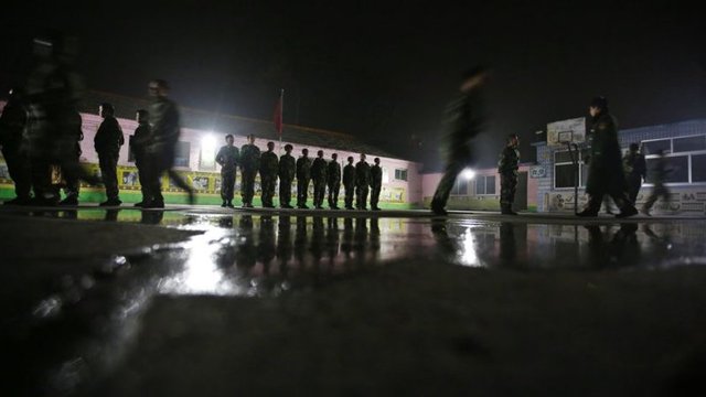 Akşam yoklamasından sonra öğrenciler yatakhanelerine koşuyor