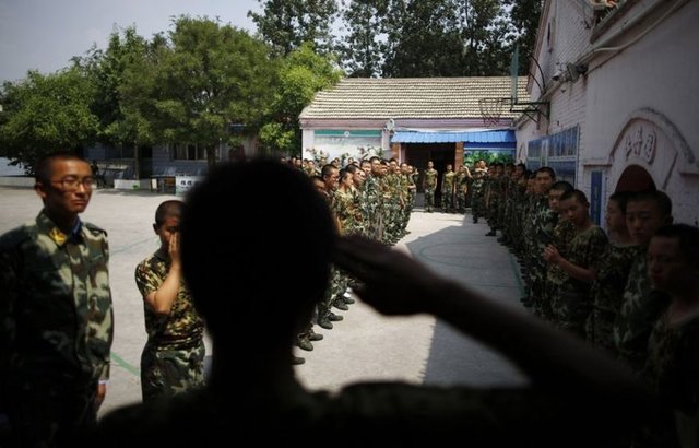 6 aylık eğitimi tamamlayan öğrenci arkadaşlarını selamlıyor