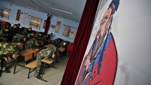 Öğrenciler geleneksel Çin etiği dersinde ünlü düşünür Konfüçyus gibi eğilmeyi öğreniyorlar