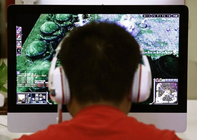 Pekin'de bir internet kafede oyun oynayan bir adam. Dünyanın birçok ülkesinde olduğu gibi Çin'deki internet bağımlılığı oranı da giderek artıyor