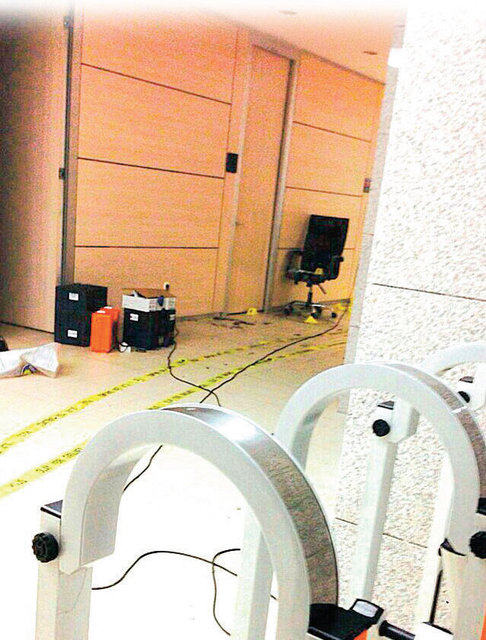 Çatışma sonrası çekilen fotoğrafta; olay yeri girilmez şeridi, olay yeri inceleme polisine ait malzeme çantası ile numaratörler, delil torbası ve bir adet koltuk görülüyor.