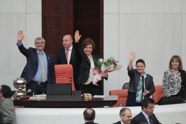 Danışma Kurulu önerisine göre, TBMM Genel Kurulu, 7 Haziran'da yapılacak genel seçimlerin sonuçlarının açıklanmasını takip eden 5. güne kadar tatile girdi. Milletvekilleri Genel Kuruldan birbirlerine sarılarak vedalaştıktan sonra ayrıldı.