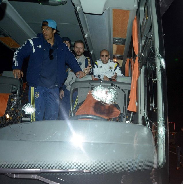 Fenerbahce Ye Saldiridan Gozaltina Alinan Iki Kisi Serbest Birakildi Gundem Haberleri
