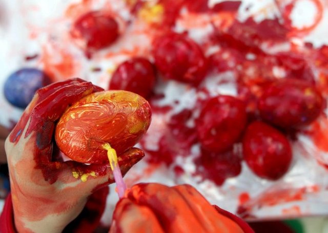 Çocuklar bir geleneği yerine getirerek Paskalya'da yumurta boyuyor
