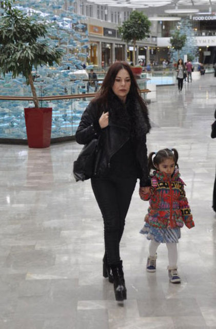 HT MAGAZİN - Şenay Gürler önceki gün Aqua Florya AVM'deydi. 48 yaşındaki oyuncu, kızı Duygu Yıldırım ve torunuyla ilk kez görüntülendi.