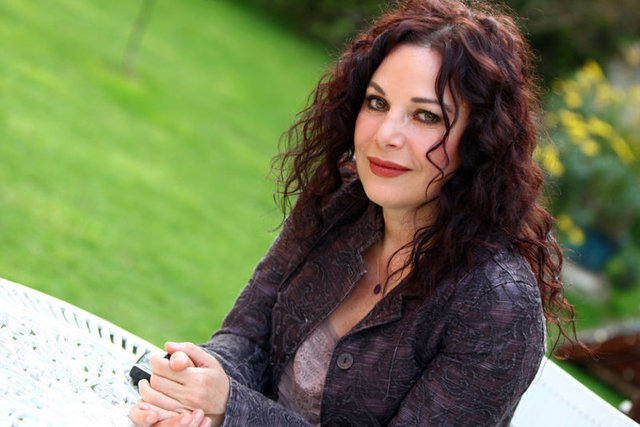 Üçlü çocuk mağazalarını gezip alışveriş yaparken Gürler torununun elini bir an olsun bırakmadı.