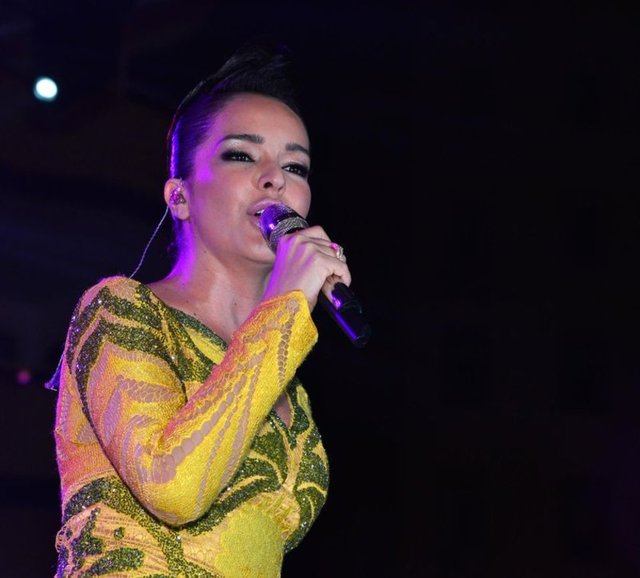 Karnaval kapsamında düzenlenen konserde sahneye çıkan Bengü, hayranlarına unutulmaz bir gece yaşattı.