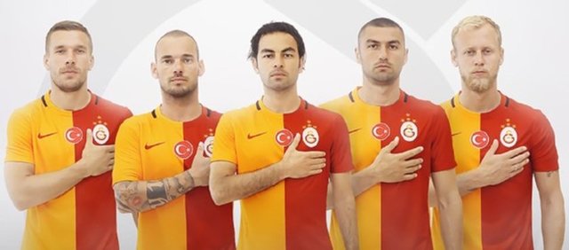 Galatasaray, yeni sezonda giyeceği iç saha ve deplasman formalarını tanıttı. İşte o formalar...