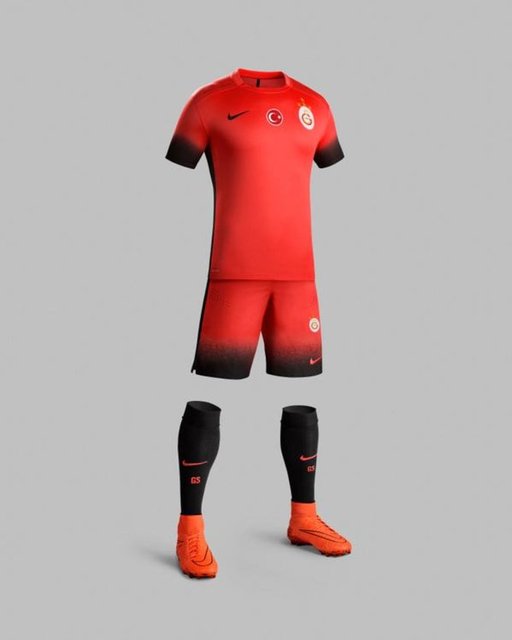 Galatasaray'ın formalarına göz alıcı kırmızı bir görünüm eklediği üçüncü forması tanıtıldı