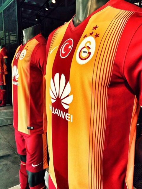 Galatasaray, GS Store'larda 4 yıldızlı ilk formaları satışa sundu.