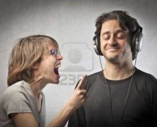 Beyin sıkıcı konuşmaları kaydetmiyor. Onları daha ilginç hale getirerek yeniden düzenliyor.