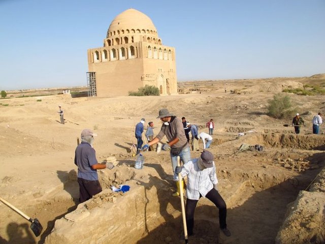 "Bu caminin sınırlarını belirlemek mümkün değildi. Yaklaşık iki futbol sahası büyüklüğünde bir alanı kapladığını düşünüyoruz. Avlusu ile oldukça büyük bir yapı."