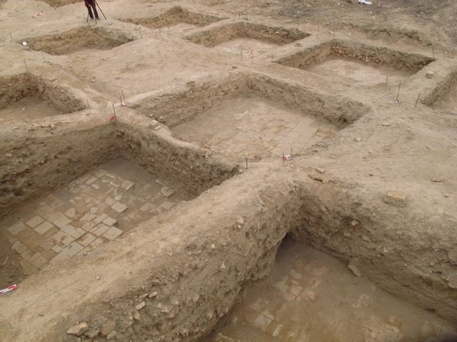 Çalışmalara Merv'de yüzey araştırması yaparak başladıklarını anlatan Eravşar, Sultan'ın kabrinin nerede olduğuna dair Ortaçağ kaynaklarını incelediklerini bildirdi.