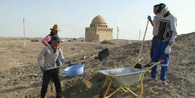 "Buraya ilişkin 19. yüzyılda Çarlık Rusya'sında bilimler akademisinden Yukovski, Merv anıtları hakkında araştırma yapıyor" diyen Eravşar, şunları söyledi: "O da 'Alparslan'ın mezarı neredeydi' diye soruyor."