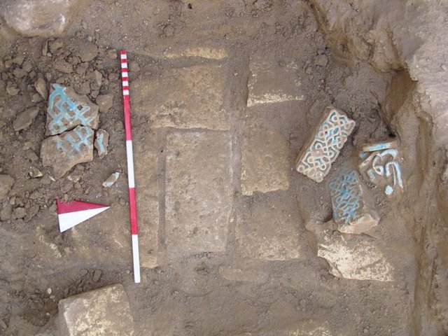 Prof. Dr. Eravşar, Selçukluların Merv'i fethettiğinde Gavur Kale ve Beni Mahan Cuma Camisi'nin bulunduğu bölgenin terk edildiğini ifade ederek, sözlerini şöyle sürdürdü: