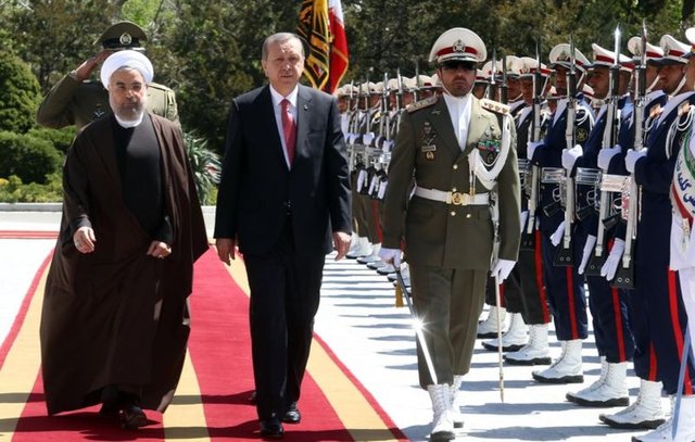 Cumhurbaşkanı Erdoğan ile Ruhani'nin tören alanındaki yerlerini almalarının ardından milli marşlar okundu.