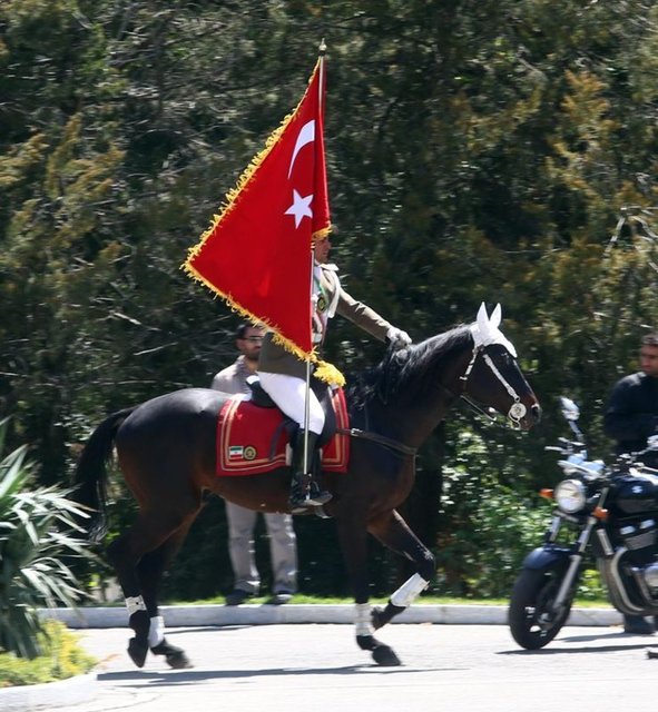 Atlı askerler eşliğinde saray yerleşkesine giren Cumhurbaşkanı Erdoğan'ı törenin yapılacağı alanda İran Cumhurbaşkanı Ruhani karşıladı.