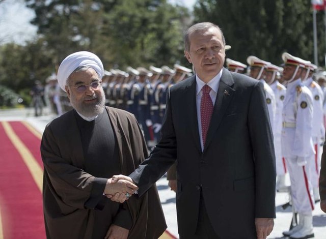 Tören kıtasını selamlayan Erdoğan ve Ruhani daha sonra tokalaşarak gazetecilere poz verdi.