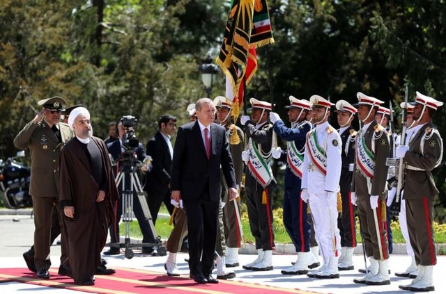 Cumhurbaşkanı Erdoğan, Mehrabad Havalimanı'nda, Türkiye'nin Tahran Büyükelçisi Rıza Hakan Tekin, elçilik personeli ile İran İletişim-Enformasyon Teknolojileri Bakanı Mahmud Vaizi ve İran Dışişleri Bakanlığı yetkililerince karşılandı.