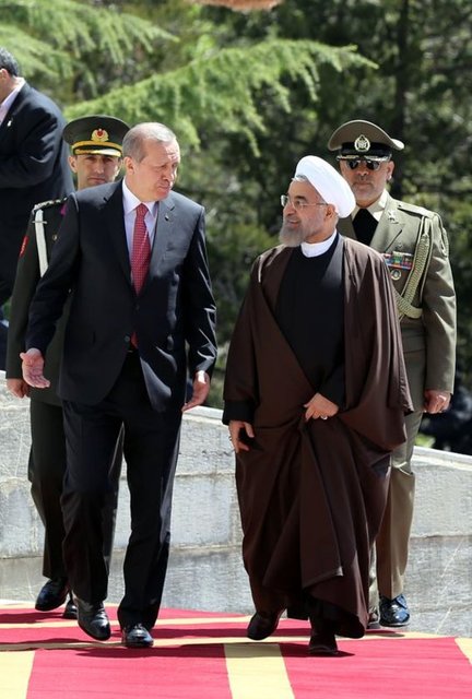 Ardından Tahran'daki Sadabad Sarayı'nda Ruhani tarafından Erdoğan için resmi karşılama töreni düzenlendi.