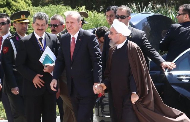 İki liderin bir süre el ele yürümesi dikkati çekti.