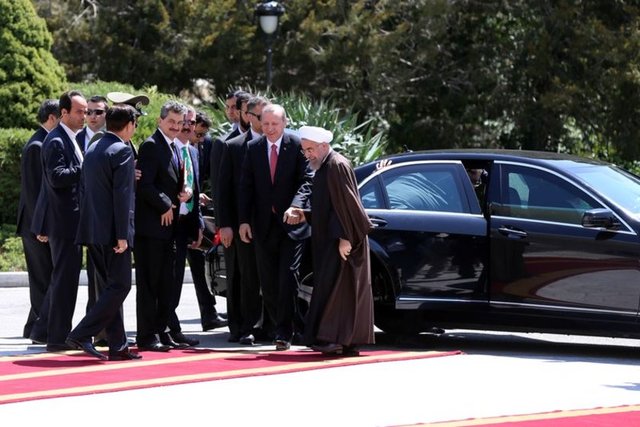 Makam aracından inen Erdoğan, Ruhani ile sarıldı.