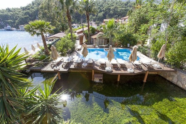 Gökova'nın en özel lokasyonlarından birinde bulunan Baga Otel, hem dinlenebileceğiniz hem de doğa sporlarını yapabileceğiniz bir tatil imkanı sağlıyor.