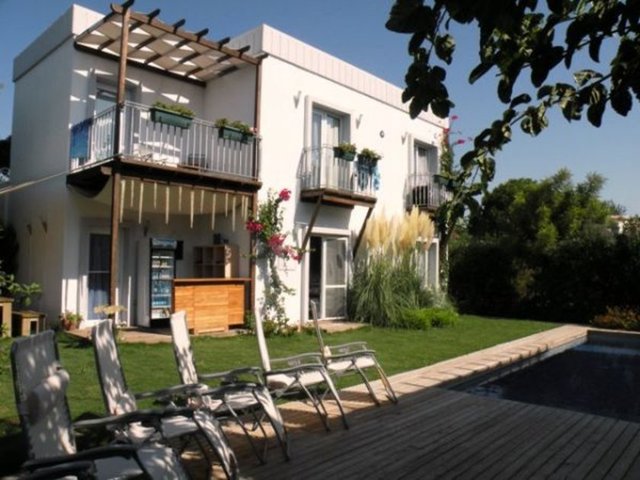 Satsuma Suits, Ortakent'te yer alan ve gerçek bir butik otel deneyimi yaşayabileceğiniz, minimalist tasarımlı suitleri ve Bodrum mandalinası ile bezeli peyzajı ile tatil rotanızı sabitleyebileceğiniz bir konaklama noktası.