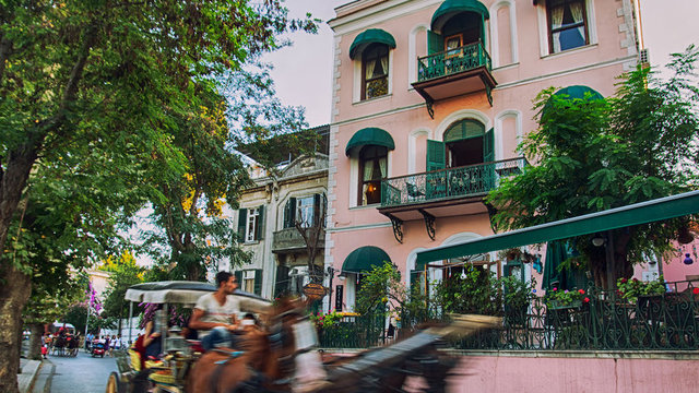 İstanbul'a en yakın tatil lokasyonlarından biri olan Büyükada'da yer alan Meziki Butik Otel, 1800'lü yılların mimarisi ile, tarihi ve huzuru aynı anda deneyimleyebileceğiniz bir tatil alternatifi sunuyor.