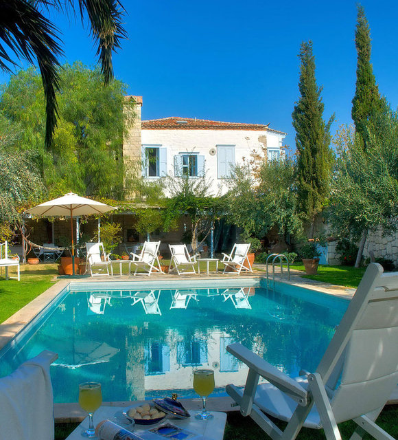 Alaçatı'nın ilk oteli olan, Taş Otel, 120 yıllık bir Rum konağının restore edilerek, bir nevi Alaçatı turizmine yön veren ilk otel olma özelliğine sahiptir. Müdavimlerinin vazgeçemedikleri butik otel, her yıl binlerce kişiyi ağırlamaktadır.