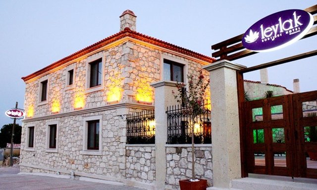 Leylak Otel, Alaçatı'nın en bilinen ve en çok tercih edilen butik otelleri arasında yer alıyor. Aile işletmesi olarak hizmet veren otel, iki adet taş binadan oluşuyor. Ve Çeşme'nin en sevilen otellerinden biri.