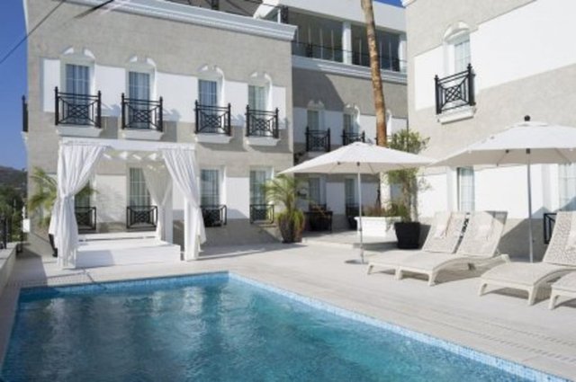 Bodrum'un güzel manzaralarından birine sahip olan Ena Butik Otel, lokasyonu ile merkezde olabileceğiniz, ambiyansı ve mimamrisi ile kendinizi herşeyden uzaklaşmış hissedebileceğiniz tatil duraklardan biri.