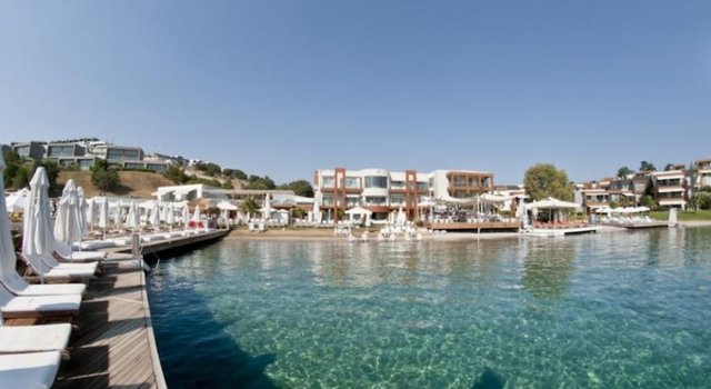 Highlight Otel, Bodrum'da, eski bir balıkçı köyü olan Tilkicik koyunda, yerel ve uluslararası sanatçıların tasarladıkları modern ve doğal mekan tasarımlarıyla, eşsiz manzarası ve korunmuş doğal güzellikleri ile hizmet veren bir  butik otel.