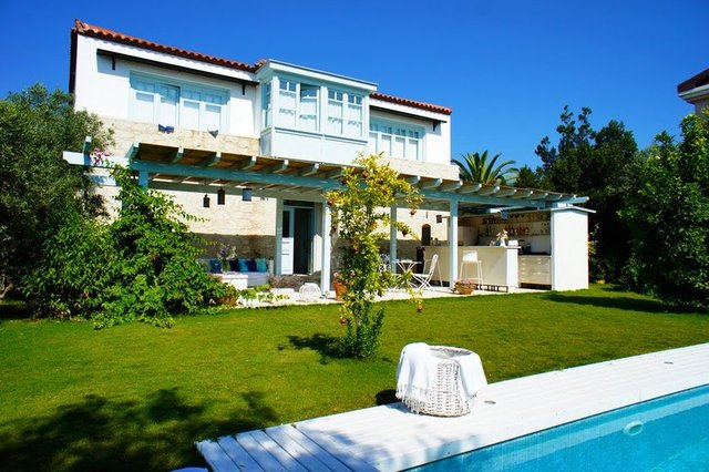 Alaçatı'da bulunan Alura Butik Otel, 2015 yılında seyahat severlerin seçimi ile, en iyi 25 butik otel listesinde yer almış bir otel. Bununla birlikte, tam anlamıyla huzurlu bir tatil noktası.