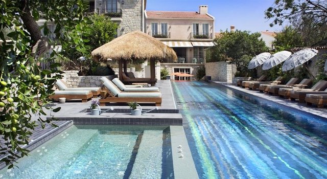 Alavya Otel, son dönemde, Alaçatı'da açılmış olan ve "en iyi"ler listesinin üst sıralarına oturmuş olan, kendinizi ayrıcalıklı hissedebileceğiniz, ambiyansı, mimarisi ve hizmet anlayışı ile turizme farklı bir açı kazandıran otellerden biri.