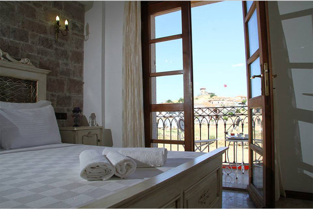 Ayvalık, son yıllarda popülaritesi hızla artan bir tatil noktası. Cunda Adası'nda yer alan Taş bahçe Butik Otel, birbirinden özel 10 odası ile, keşfedilmeye değer bir konaklama durağı.