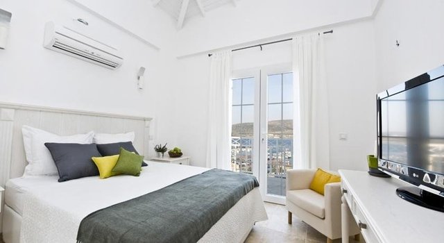 Türkiye ve butik otel denince en çok akla gelen lokasyonlardan biri olan Alaçatı'daki Katre Otel de, size harika bir tatil deneyimi yaşatabilecek butik otellerden biri. Pek çok su sporunu da yapabileceğiniz otel, mimarisi ile de çekici.