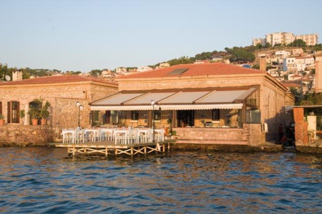 Eski bir zeytinyağı fabrikasının restore edilmesi ile hizmete açılan Sızma Han Butik Otel, Ayvalık'ın en güzel otellerinden biri. Denize sıfır konumu ile de tercih nedeni olmaya değer.