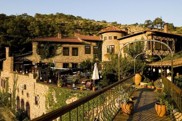 Tatilinizi bol oksijen dolu bir lokasyonda, Kazdağları eteklerinde geçirmek isterseniz, otantik taş mimari ile inşa edilmiş Manici Kasrı'nı tercih edebilirsiniz.
