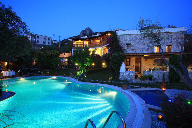 Sandima 37, Bodrum Yalıkavak'ta yer alan ve 6 özenle döşenmiş suit odasıyla hizmet veren, restorasyonu aslına sadık kalınarak tamamlanmış, doğa ile iç içe sıcacık bir butik otel ve samimi bir tatil durağı.