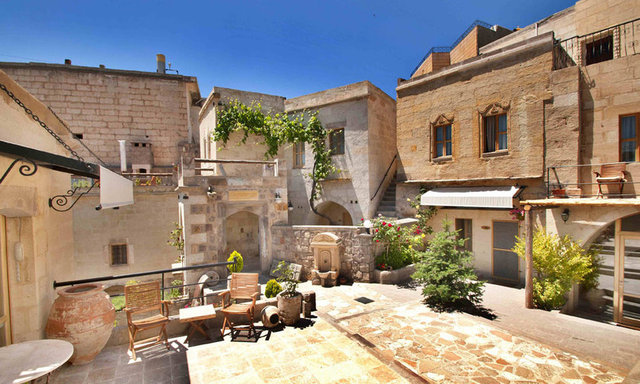 Kapadokya özellikle yabancı turistlerin gözde loaksyonlarından biri. Taşkonaklar, Uçhisar'da hizmet veren ve doğal oluşumların izlerini taşıyan, butik cave otel. Milyonlarca turistin seçimi ile en iyi butik otellerden biri olmuş bir otel.