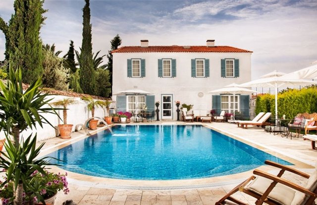 Beyevi Otel, Alaçatı'nın mükemmeliyet sertifakasına sahip ödüllü butik otellerinden bir diğeri. Provence tarzında döşenmiş olan otel, bir sezon oteli olmanın ötesinde yılın tüm mevsimlerinde tatil yapmak isteyenlere ayrı keyifler yaşatıyor.