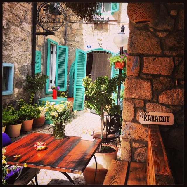 Taşhan Alaçatı Otel, yine seyahatseverler tarafından ödüllendirilmiş butik otellerden biri. Taş duvarları, her köşesinde hissedebileceğiniz özenli dokunuşlar ile, iyi bir tatil yapabileceğiniz, başarılı lokasyonlardan biri.