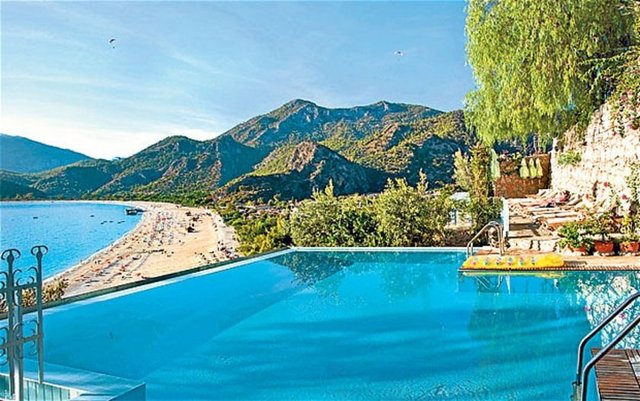 Beyaz Yunus Otel, Kızıl Ada Fethiye'de, 7 odalı bir butik otel. Muhteşem manzarası ile dikkat çeken otel, doğanın tüm nimetlerinden yararlanabileceğiniz sayılı lokasyonlardan biri olma özelliğini taşıyor.