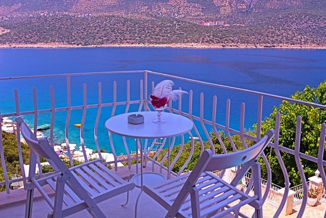 Güneydeki bir diğer gidilesi lokasyon, Kaş'taki Club Çapa. Bol temiz hava, çarşaf gibi bir deniz istiyorsanız tatil rotanızı Kaş'a çevirebilir, 2012 yılında en iyi butik otellerden biri seçilen Club Çapa'da konaklayabilirsiniz.